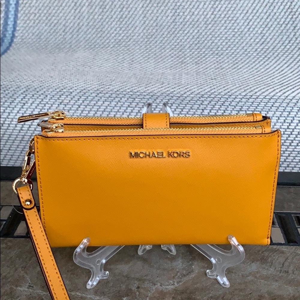 MICHAEL KORS LG DOUBLE ZIP WRISTLET MARYGOLD - Picture 2 of 16
